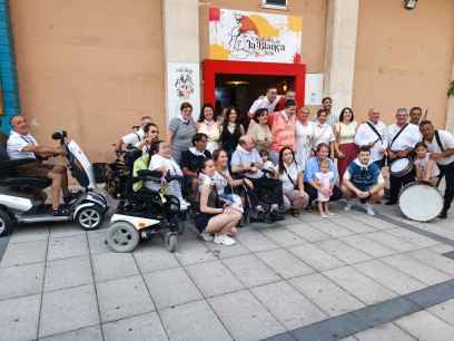 Los usuarios de ASPACE Soria disfrutan de fiesta sanjuanera en La Blanca