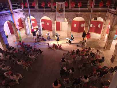 El claustro de San Agustin se rinde a Rocio Torío en "noche romántíca"