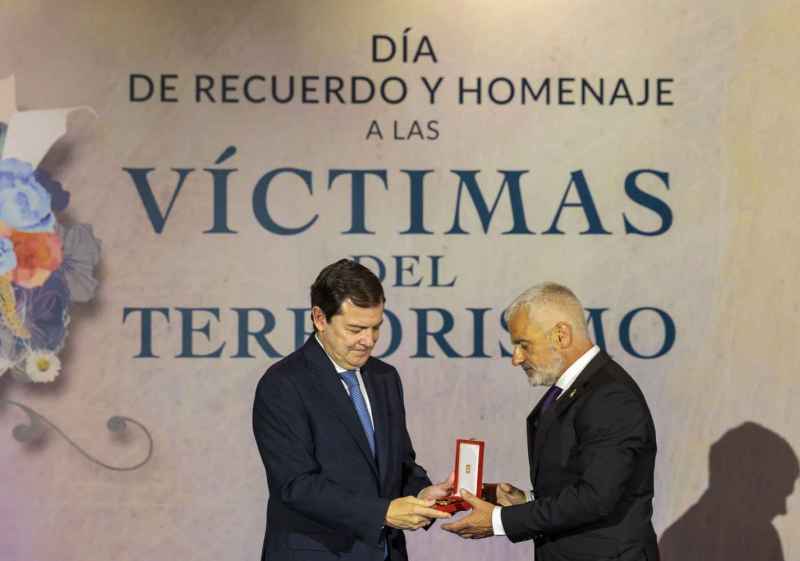 Mañueco defiende mantener vivo el recuerdo de las víctimas del terrorismo 