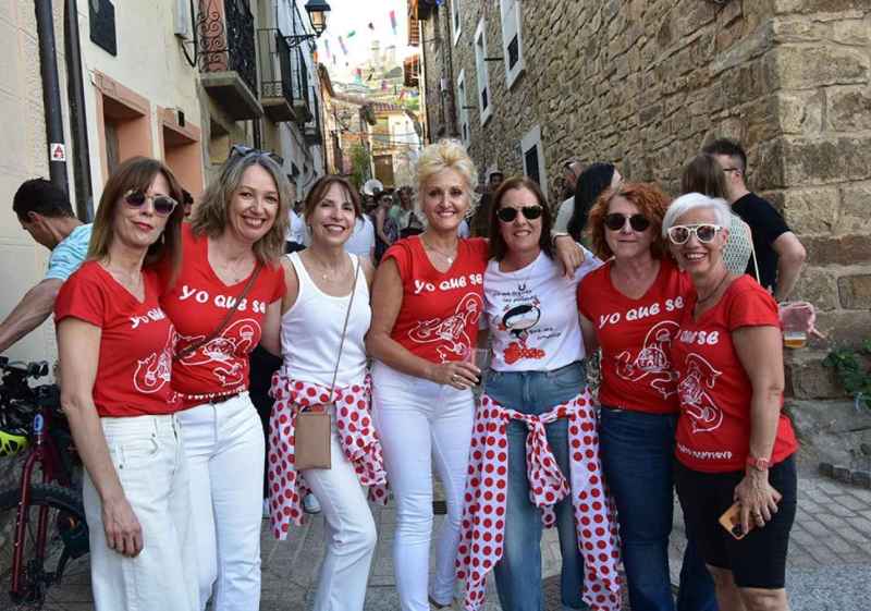 Ronda de peñas, con las móndidas, en las fiestas de San Juan de San Pedro Manrique