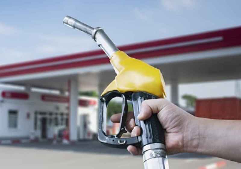 Repostar en gasolineras más baratas permite ahorrar hasta 300 euros al año, según OCU