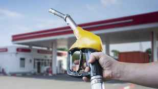 Repostar en gasolineras más baratas permite ahorrar hasta 300 euros al año, según OCU