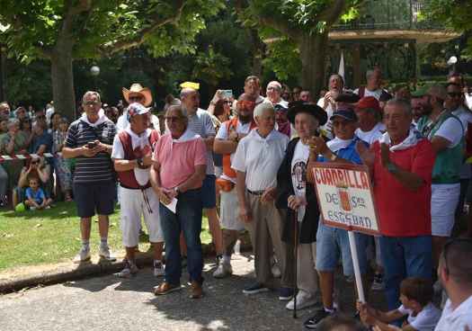 La asociación de Jurados de Cuadrilla homenajea a subastadores de Agés