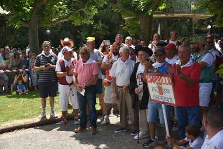 La asociación de Jurados de Cuadrilla homenajea a subastadores de Agés