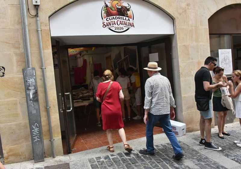 Los vecinos, que han entrado en fiestas, recogen tajada en crudo en cuadrillas de San Juan