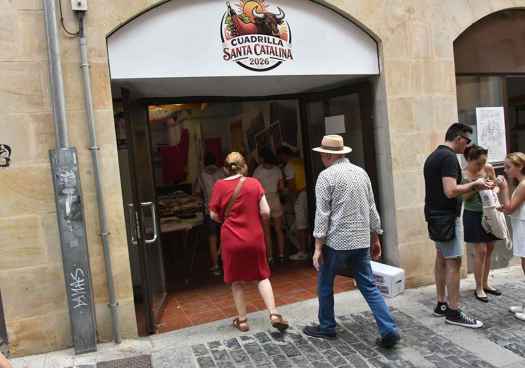 Los vecinos, que han entrado en fiestas, recogen tajada en crudo en cuadrillas de San Juan