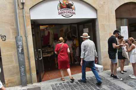 Los vecinos, que han entrado en fiestas, recogen tajada en crudo en cuadrillas de San Juan