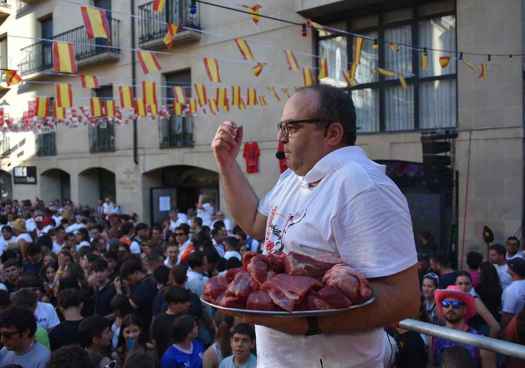 Los Agés, la subasta más divertida de la carne del toro, en Soria