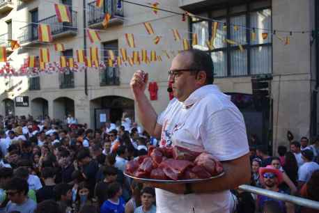 Los Agés, la subasta más divertida de la carne del toro, en Soria