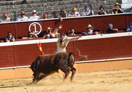Antonio Ferrera abre la puerta grande del coso de San Benito