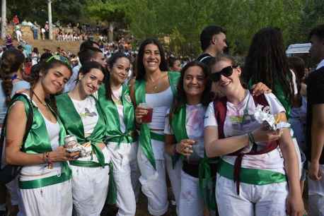 Merienda y sanjuaneras en la pradera de las Bailas, en fiestas de San Juan de Soria