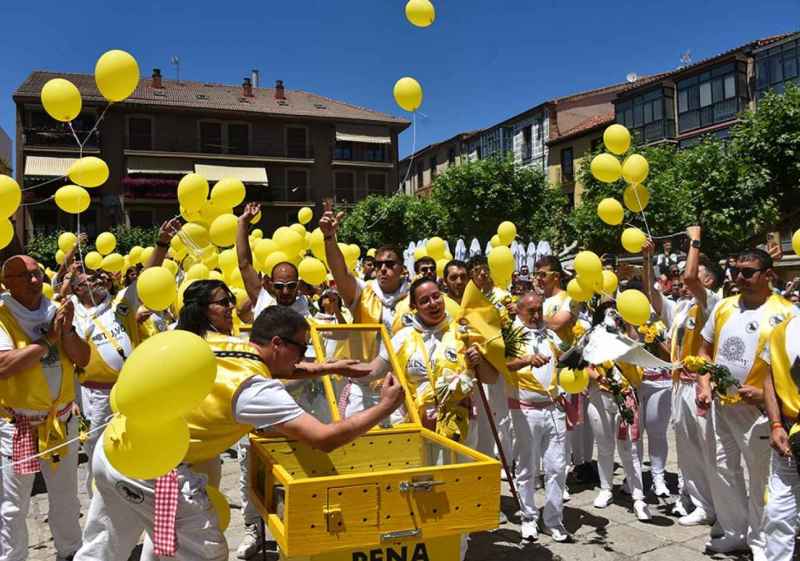 Las peñas sanjuaneras, de tributo a la Virgen de la Blanca