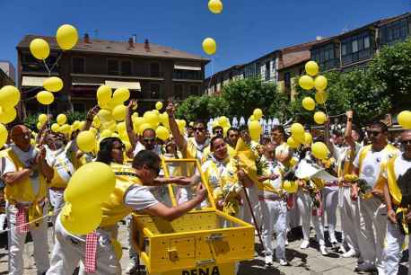 Las peñas sanjuaneras, de tributo a la Virgen de la Blanca