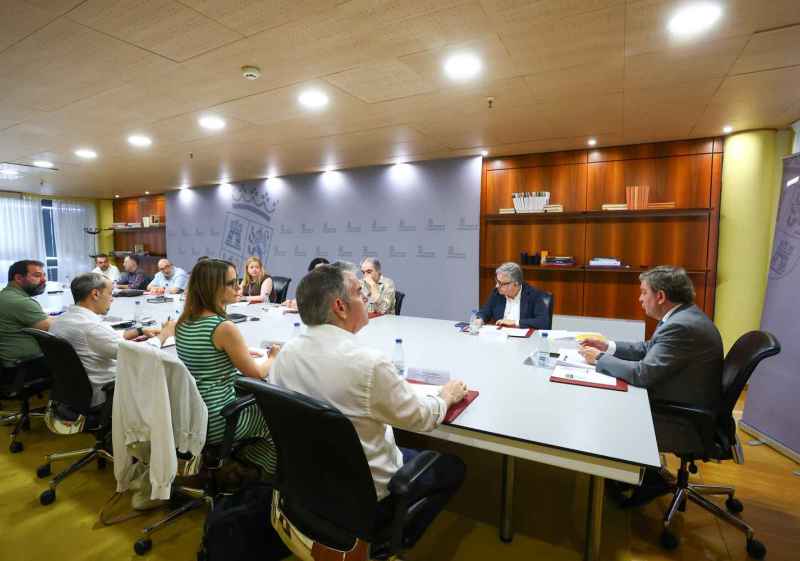 La Junta impulsará nuevas medidas para mejorar condiciones de los empleados públicos 