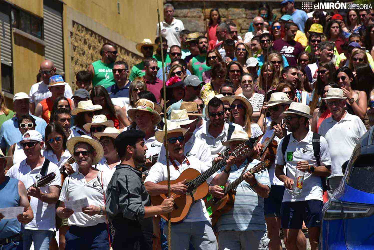 Duruelo de la Sierra acompaña a su ronda popular en Santa Marina