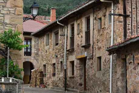 Salduero, con calles empedradas y casas de cantería trabajada