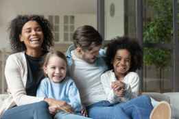 Las familias y hogares españoles experimentan cambios significativos en los últimos 40 años