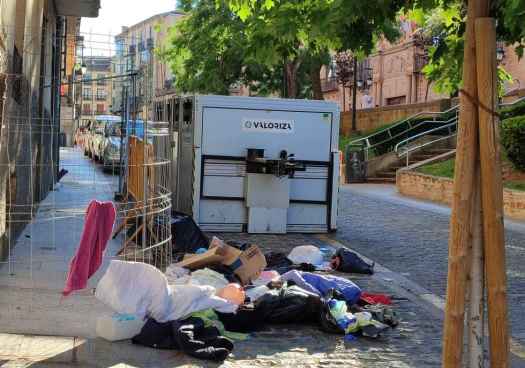 Ornateando la ciudad, con basura en el suelo