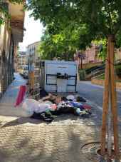 Ornateando la ciudad, con basura en el suelo