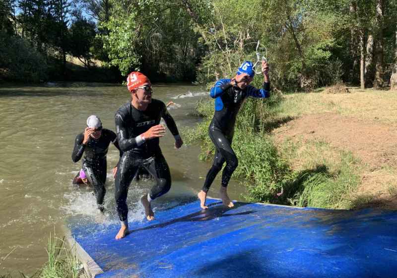Del Pozo y Ortiz se imponen en clasificatorio del Triatlón de Almazán