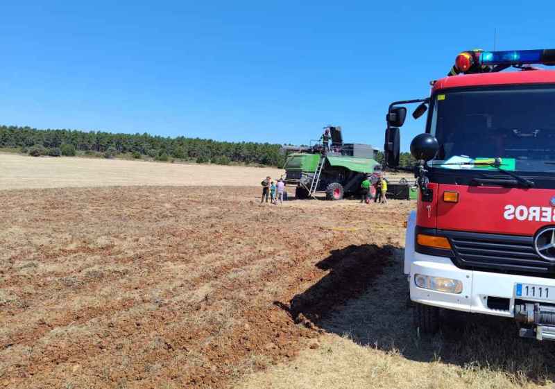 Bomberos de Diputación intervienen en apagar incendio de cosechadora en Liceras