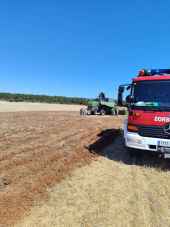 Bomberos de Diputación intervienen en apagar incendio de cosechadora en Liceras