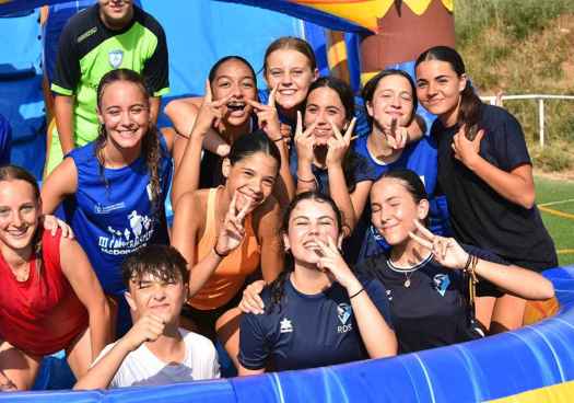 Los niños se divierten en el "Gran Prix" de las fiestas de Camaretas