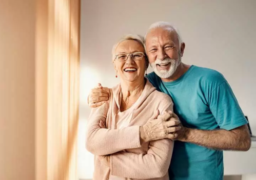 La mitad de españoles mayores de 55 años hace planes para conocer gente nueva