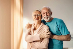 La mitad de españoles mayores de 55 años hace planes para conocer gente nueva