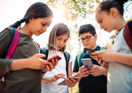 OCU apoya establecer edad mínima de 13 años para acceder a redes sociales