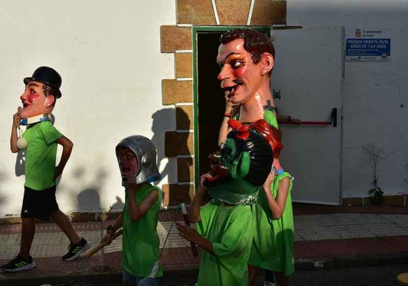 Los cabezudos recorren calles de la Barriada en sus fiestas