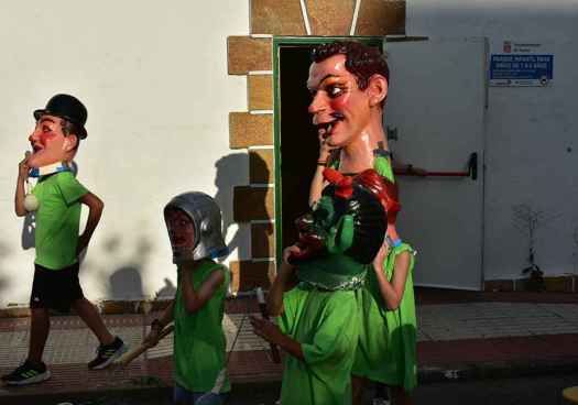Los cabezudos recorren calles de la Barriada en sus fiestas