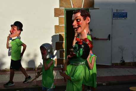 Los cabezudos recorren calles de la Barriada en sus fiestas