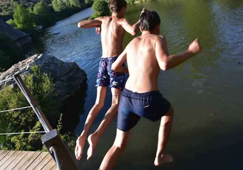 Contra el calor, chapuzón en el río Duero, en Soria