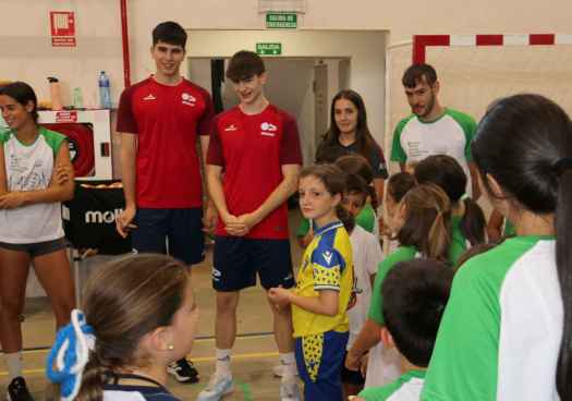 Los internacionales Maján y Chamarro visitan Campus de Verano del Sporting 