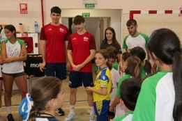 Los internacionales Maján y Chamarro visitan Campus de Verano del Sporting 