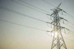 La Junta urge al Gobierno que apruebe planificación de red eléctrica para impulsar desarrollo industrial