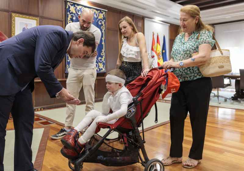    El presidente de la Junta recibe a niño diagnosticado de "piel de mariposa'"