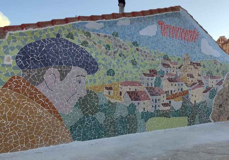 Torrevicente luce su mural de azulejos realizado po rvoluntarios de asociación cultural