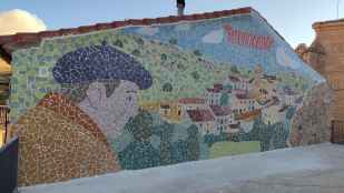 Torrevicente luce su mural de azulejos realizado po rvoluntarios de asociación cultural