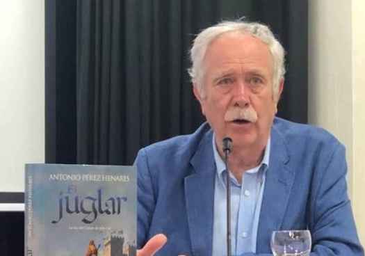El escritor Antonio Pérez Henares repasa en El Burgo su trayectoria literaria