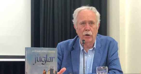 El escritor Antonio Pérez Henares repasa en El Burgo su trayectoria literaria