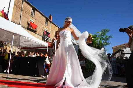 XII desfile de moda a cargo de Kessia emporium, en el mercado tradicional de Almarza