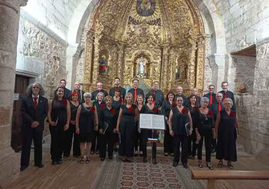 El orfeón Celso Díaz llena parroquia de Aldealseñor de música y público