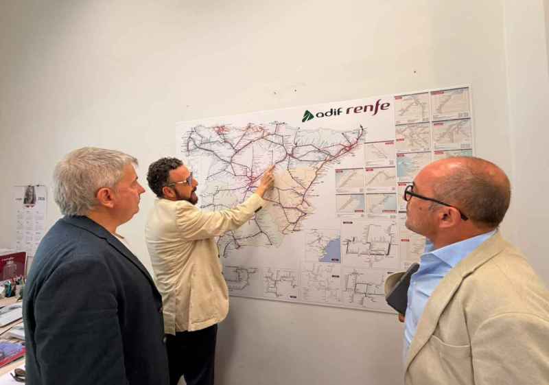 Antón pide a RENFE mejorar servicio alternativo por autobús y acelerar regreso del tren