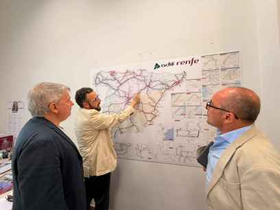 Antón pide a RENFE mejorar servicio alternativo por autobús y acelerar regreso del tren