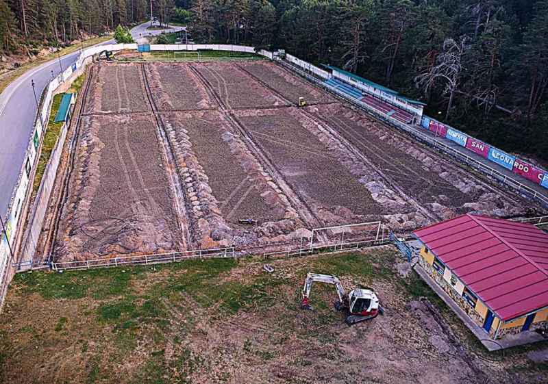"El Pontón", de San Leonardo, cambia su césped natural