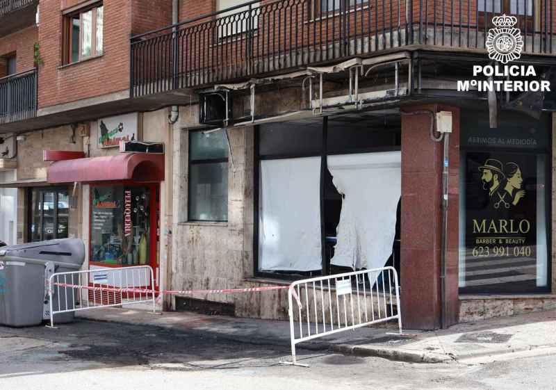 Identificado autor del incendio de contenedores que causó graves desperfectos en una peluquería