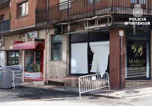 Identificado autor del incendio de contenedores que causó graves desperfectos en una peluquería