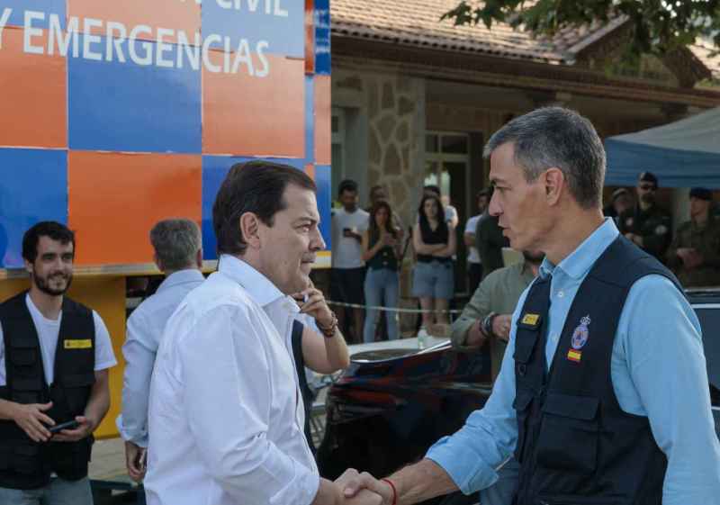 Mañueco apunta que una imprudencia puede ser causa de incendio en Zamora